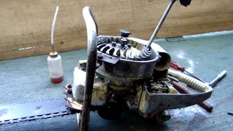 Chainsaw flywheel removal on a old chainsaw without a flywheel puller..