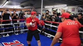 Canelo entrena para Los medios de comunicacion en house of boxing, San Diego ca.