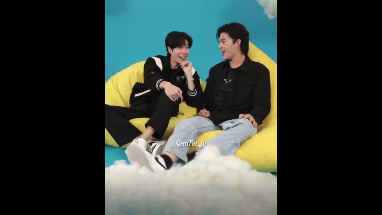 PondPhuwin's fancon live with P'Leo reminded me of this clip 😆😅 