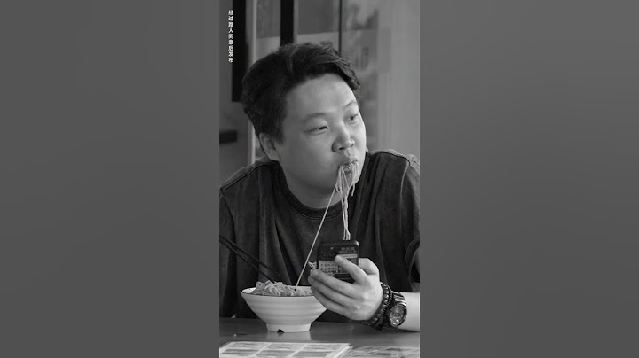 配音整蠱路人，帥哥路邊吃麵發出尷尬聲音，最後的表情也太逗了！