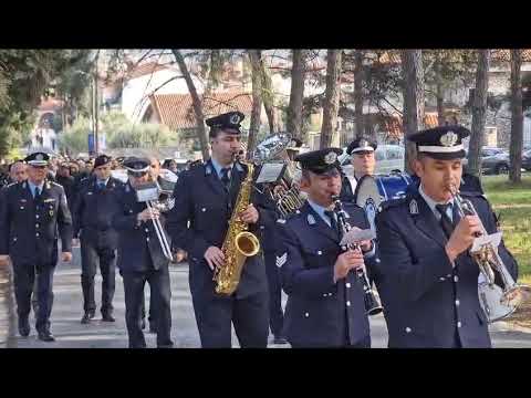 Στους Ταγαράδες Θεσσαλονίκης η κηδεία του άτυχου αστυνομικού - Με πομπή έφτασε η σορός στην εκκλησία