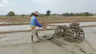 NGEBUT DAN SANTAI! DUA TRAKTOR SAWAH MENGARAP LAHAN SALING BERDAMPINGAN. screenshot 4