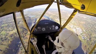 ► Un Squelette Aux Commandes D'un Avion !