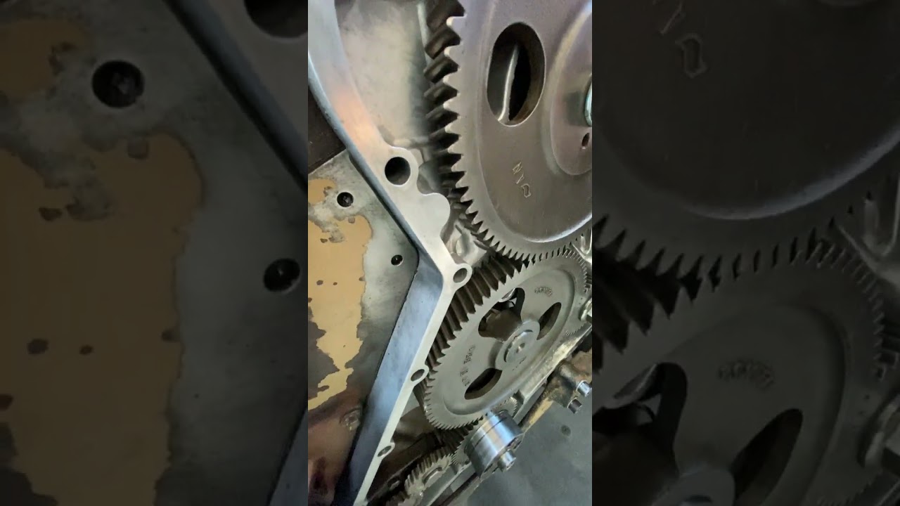 Giovani mecânico. Montagem do comando de válvula. Motor Cummins série C no cófre do caminhão 