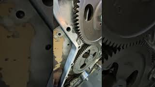 Giovani Mecânico. Montagem Do Comando De Válvula. Motor Cummins Série C No Cófre Do Caminhão