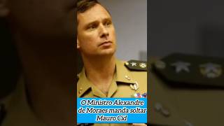 O ministro Alexandre de Moraes manda soltar Mauro Cid