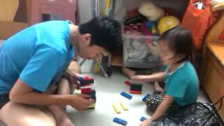 20110922 corliss和jacky舅父玩玩具 3歲