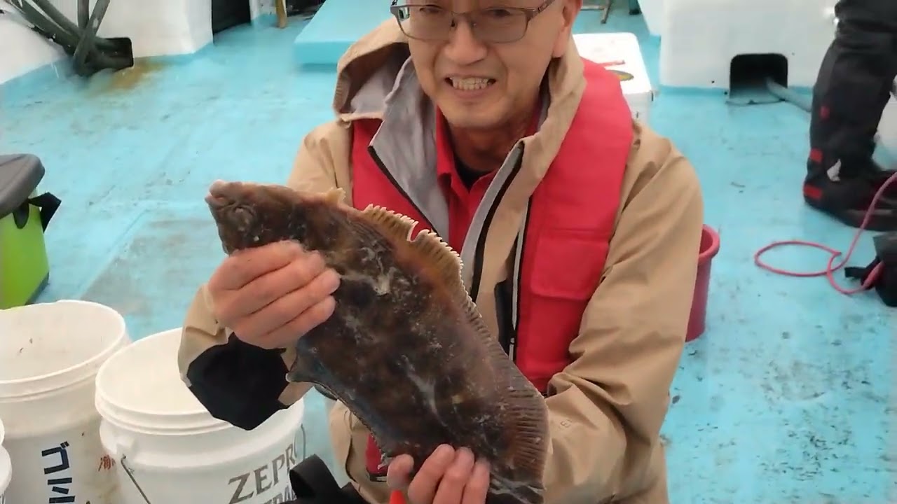丸幸さん専用fishサービス＋Forestサービス Anglers on the Toyomi Maru in Tokyo are overjoyed with a huge
