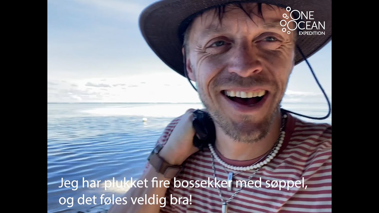 Rydder plastsøppel på stranden på Palau