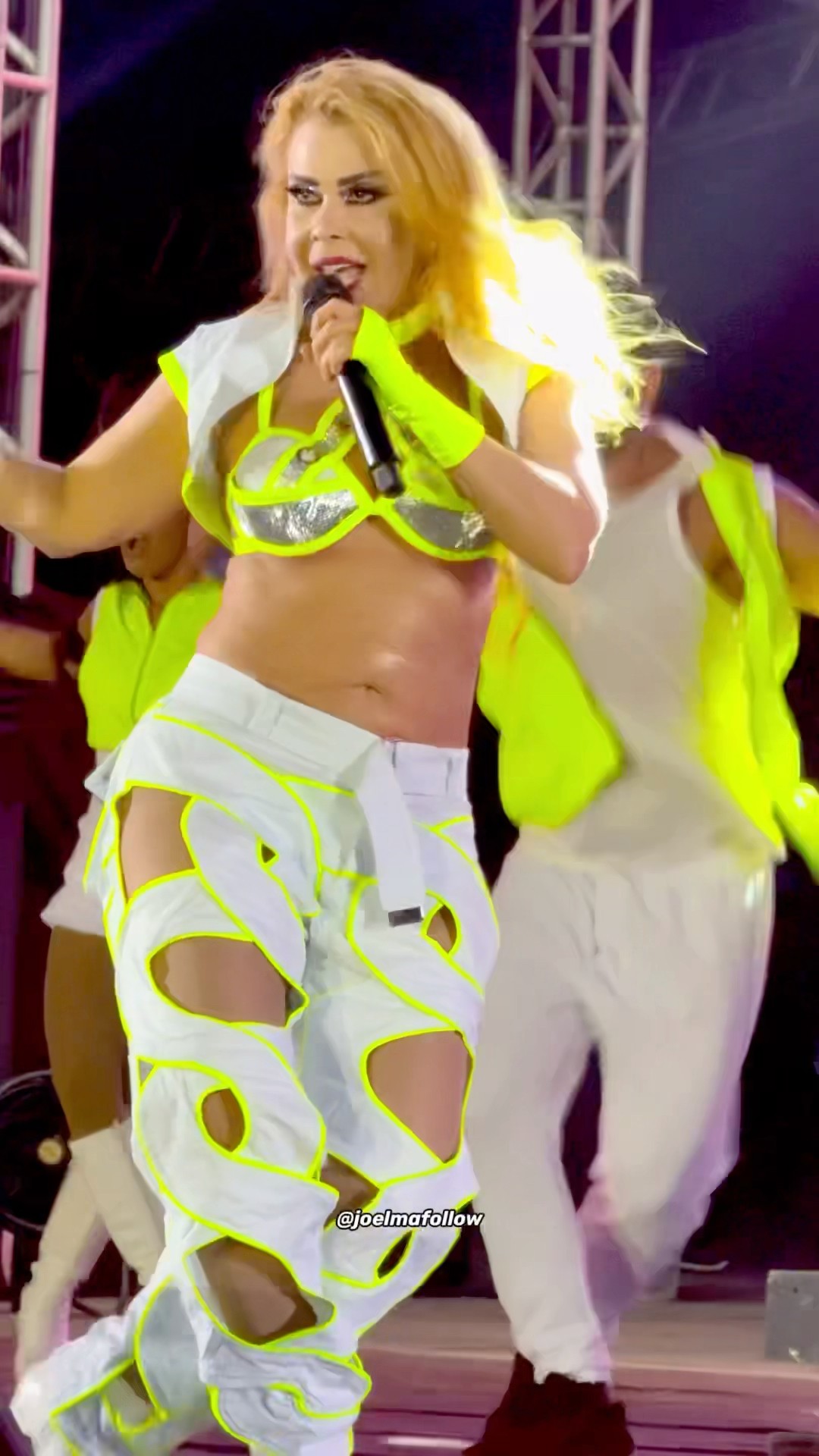 Joelma fazendo a coreografia de Balanço do Norte
