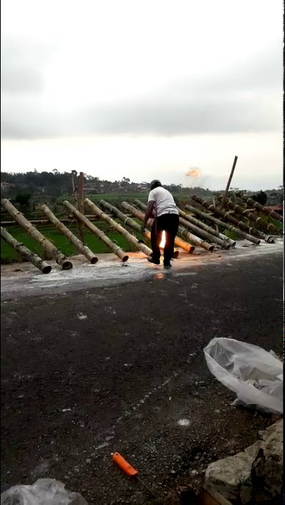 Darderdor suara senapan .menggema d pinggir gawir
