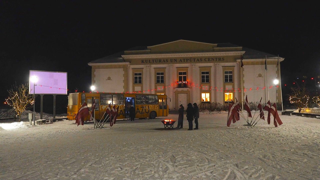 Ar muzeobusu stāsta par barikāžu laiku