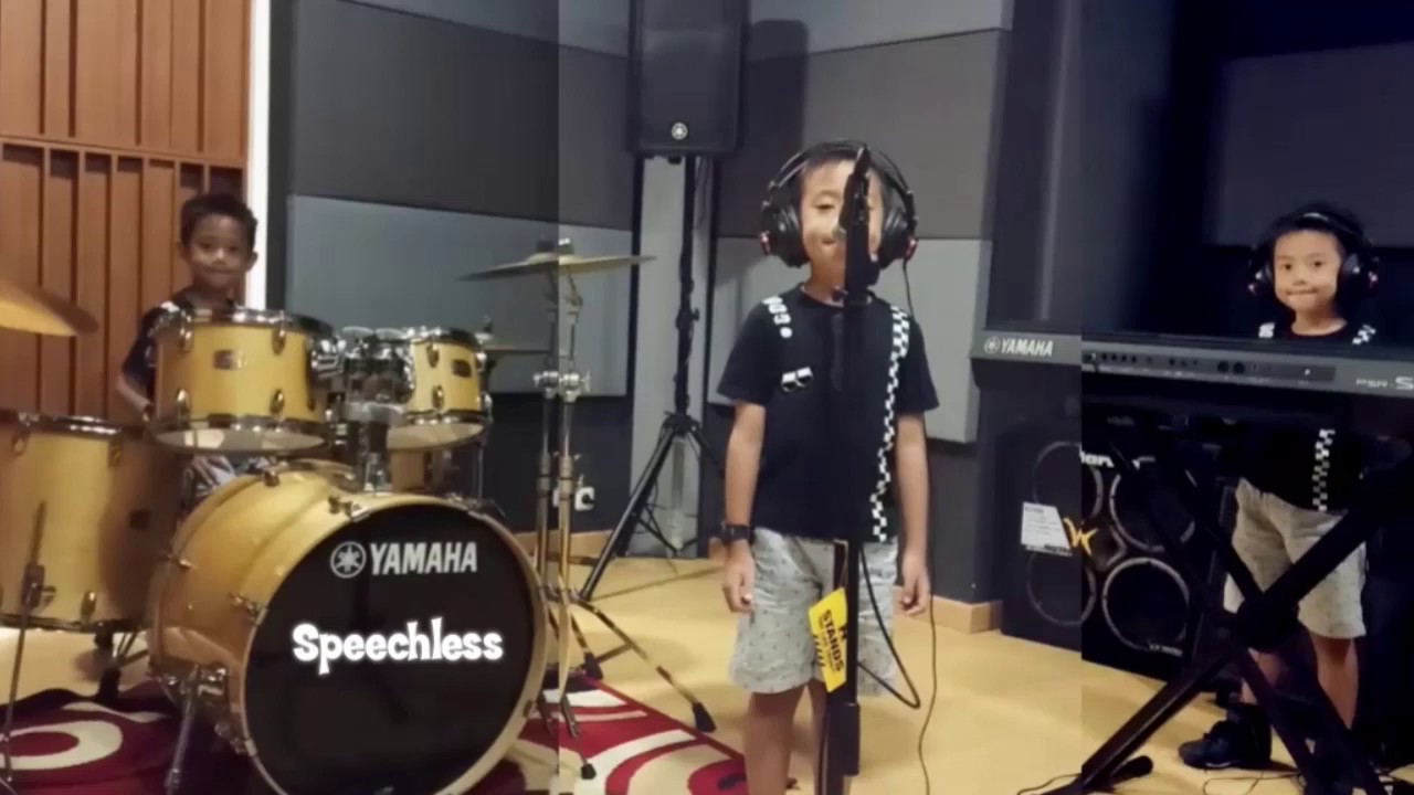 Azka Rindra speechless cover by azka rindra - YouTube