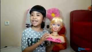 Yuk, Intip Aktris Cilik Alifa Lubis Mendandani Bonekanya