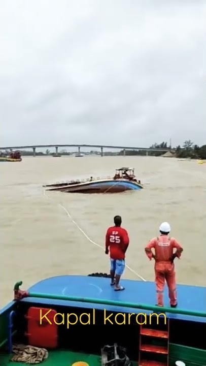 Kapal Karam Kena Gelombang