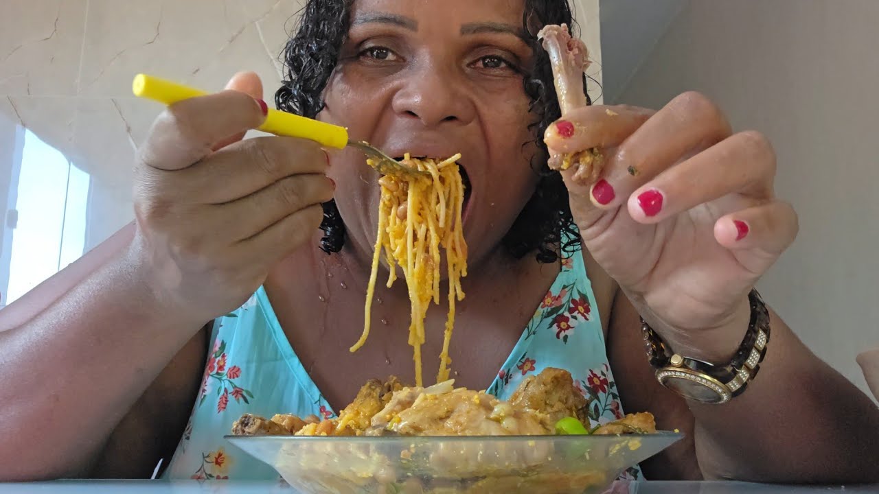 PE DE GALINHA COM MACARRAO FEIJÃO FORINHA E PIMENTA 