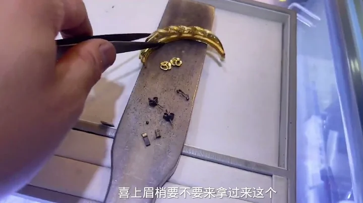 美女一堆黄金来打手镯，火一烧有地方黑了，讲金手链8克多买一万 - 天天要闻