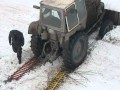 Застрявший в талом снеге  трактор