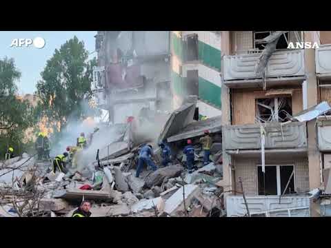 Video Droni e missili su Kiev, i soccorritori al lavoro tra le macerie