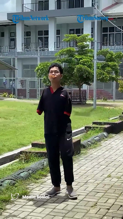 Momen Agus Jalan Santai di Lapas Lombok, Sambil Joget dan Makan Roti