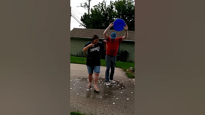 Michelle DeVore takes the ALS #icebucketchalle...