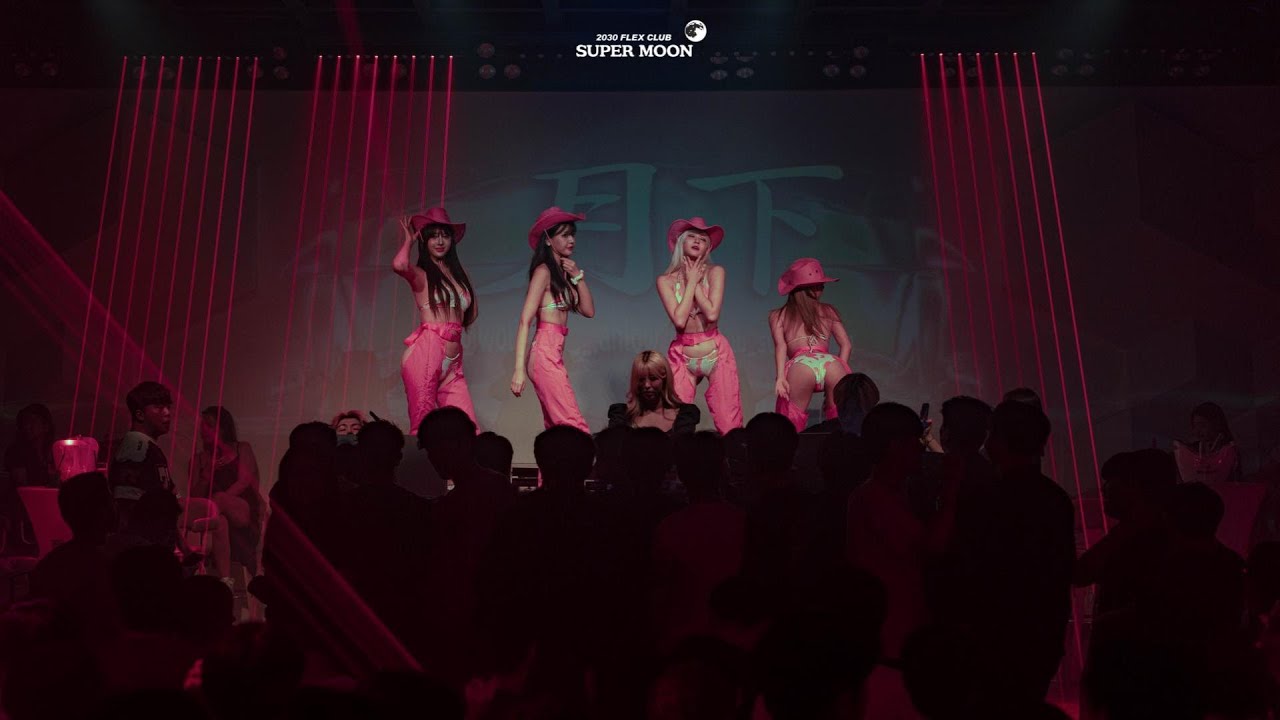 CLUB SUPERMOON X FOXYLICIOUS 