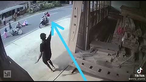 virall kakek nenek bersama cucu nya ditabrak dari samping pas mau nyebrang jalan
