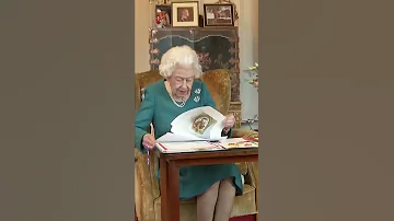 ADORABLE Moment Between Queen And Her Pet Dorgi 
