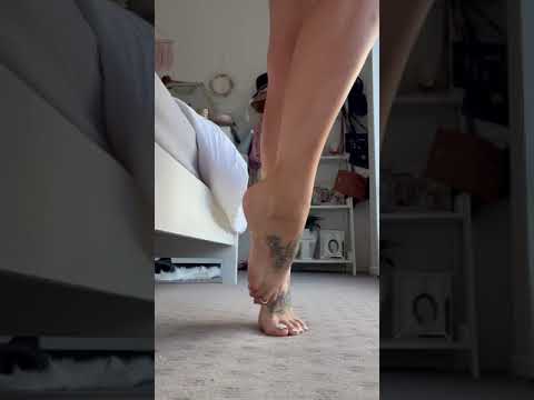 Beautiful Barefoot                                   Instagram@bellafeet86