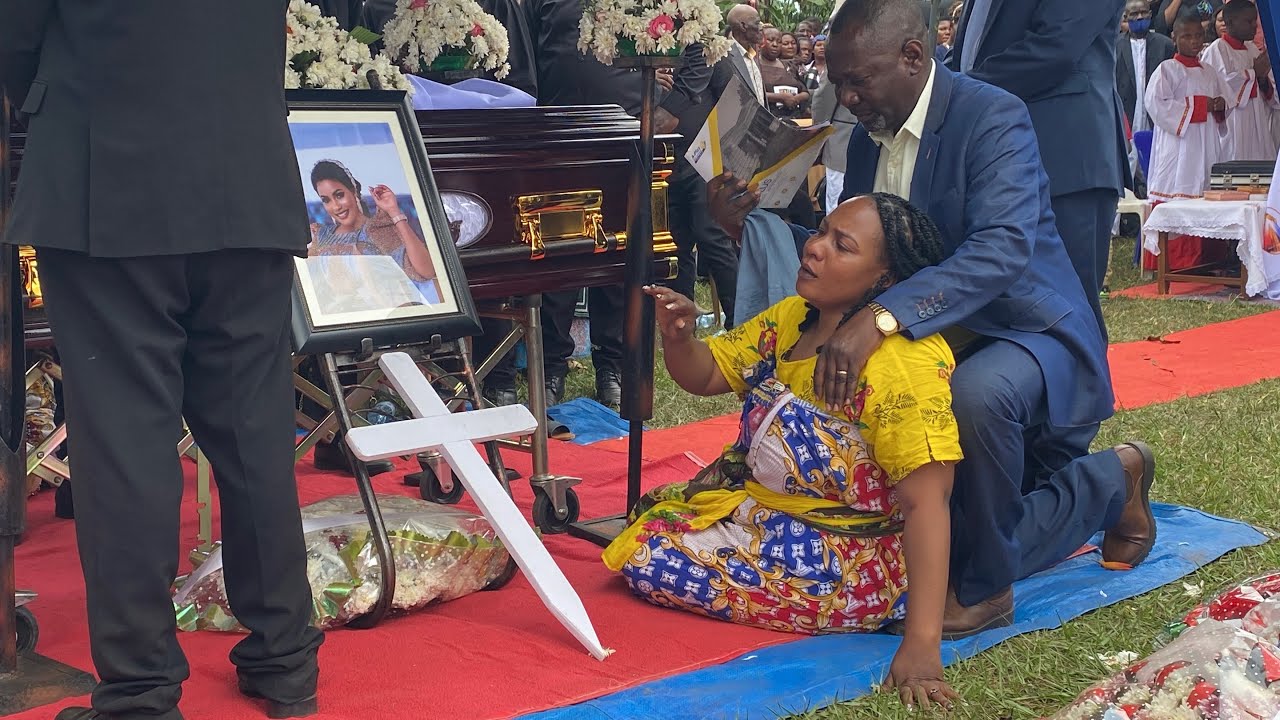 Родители и родственники Олиши М плачут в молитвах за ее тело