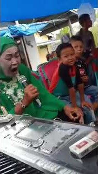 Viral Si ema nyanyi sambil nangis