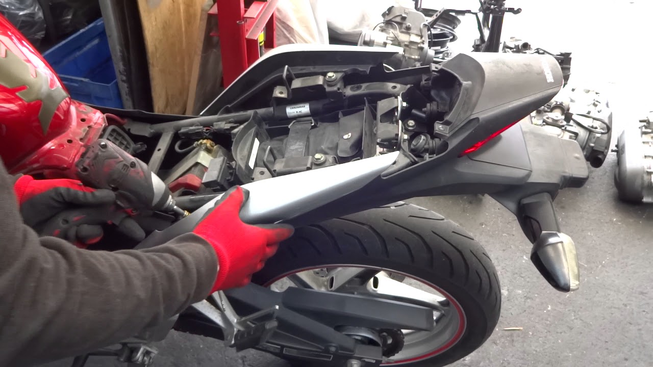 Honda Mc41 Cbr250r シートカウルの外し方 Youtube