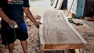 Proses detail pengamplasan meja tamu kayu trembesi solid
