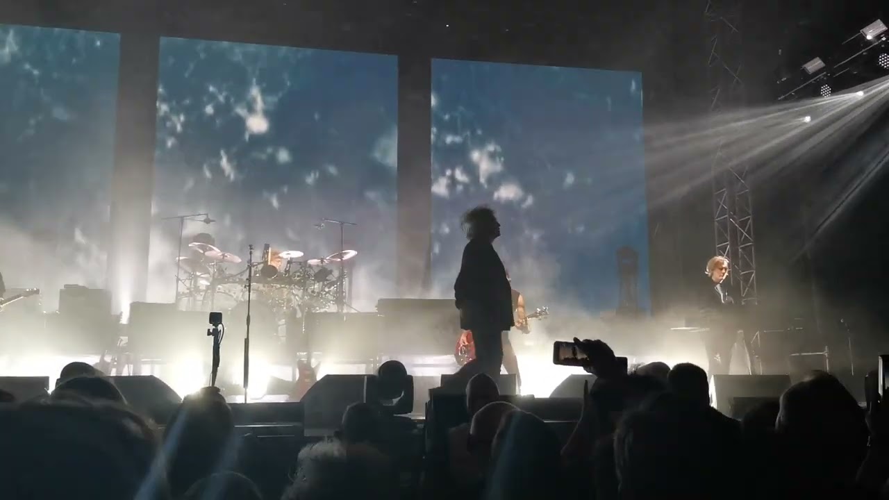 EPIC!!! The Cure get on the stage at Marx Halle, Vienna - Oct 23rd, 2022