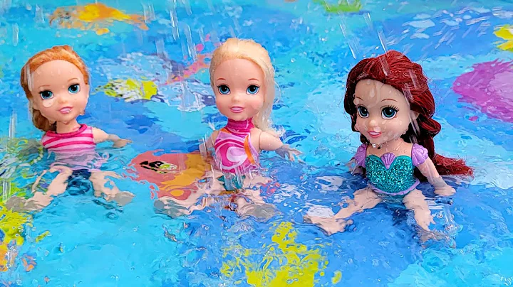Splash pad ! Elsa & Anna toddlers - surprise - wat...