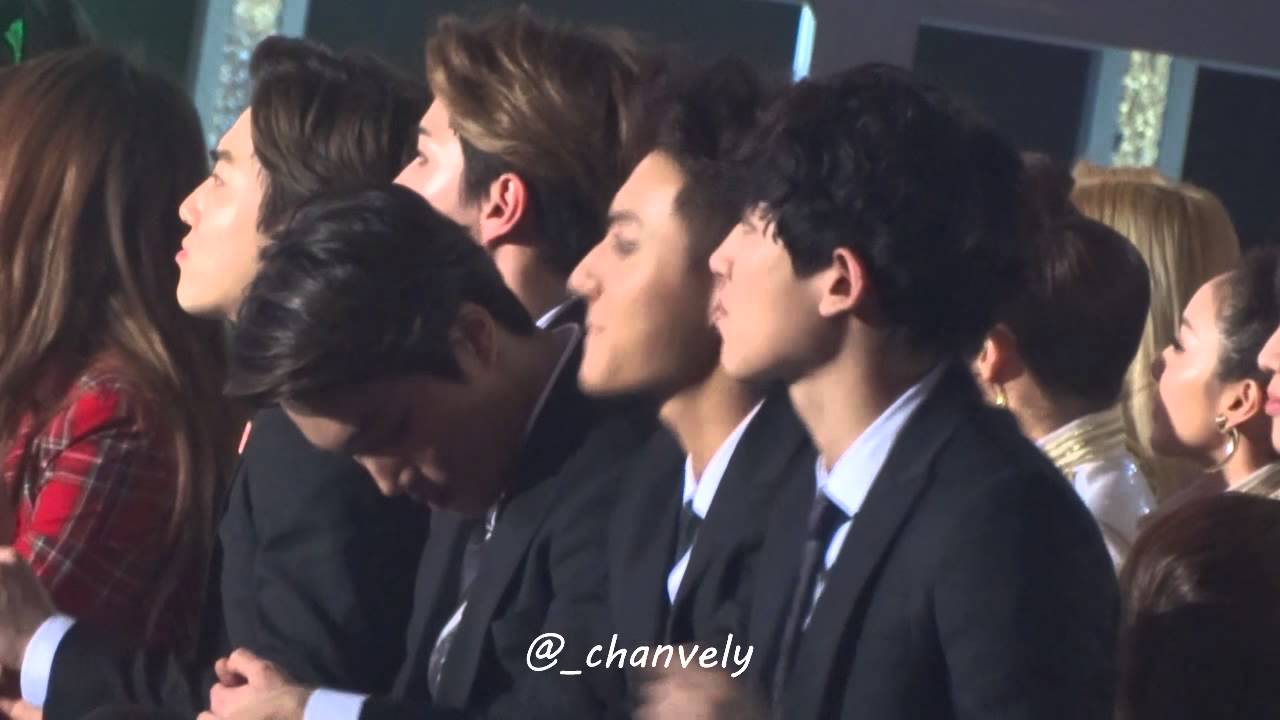 141221 SBS 가요대전 에이핑크 무대 보는 엑소