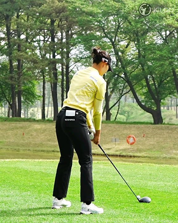 Long driver hitters have different impact sound. She is Shinsil Bang.