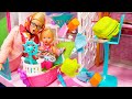 Evi'nin oyuncakları sihirli bir şekilde yerine uçuyor! Nasıl? Barbie videoları.