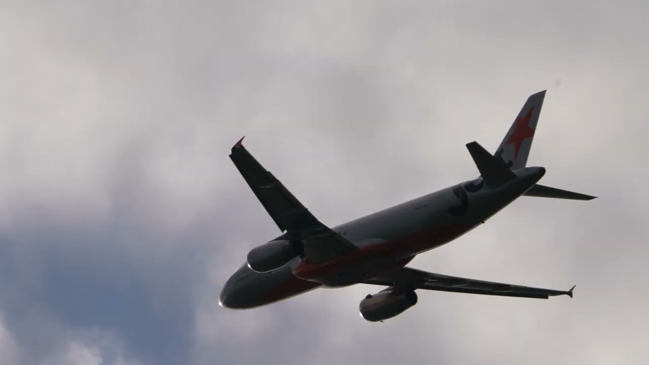 #planespotting#auckland airport#newzealand   ATR, JQ, ANZ A320 t/o, AA B789 approach gear retracts