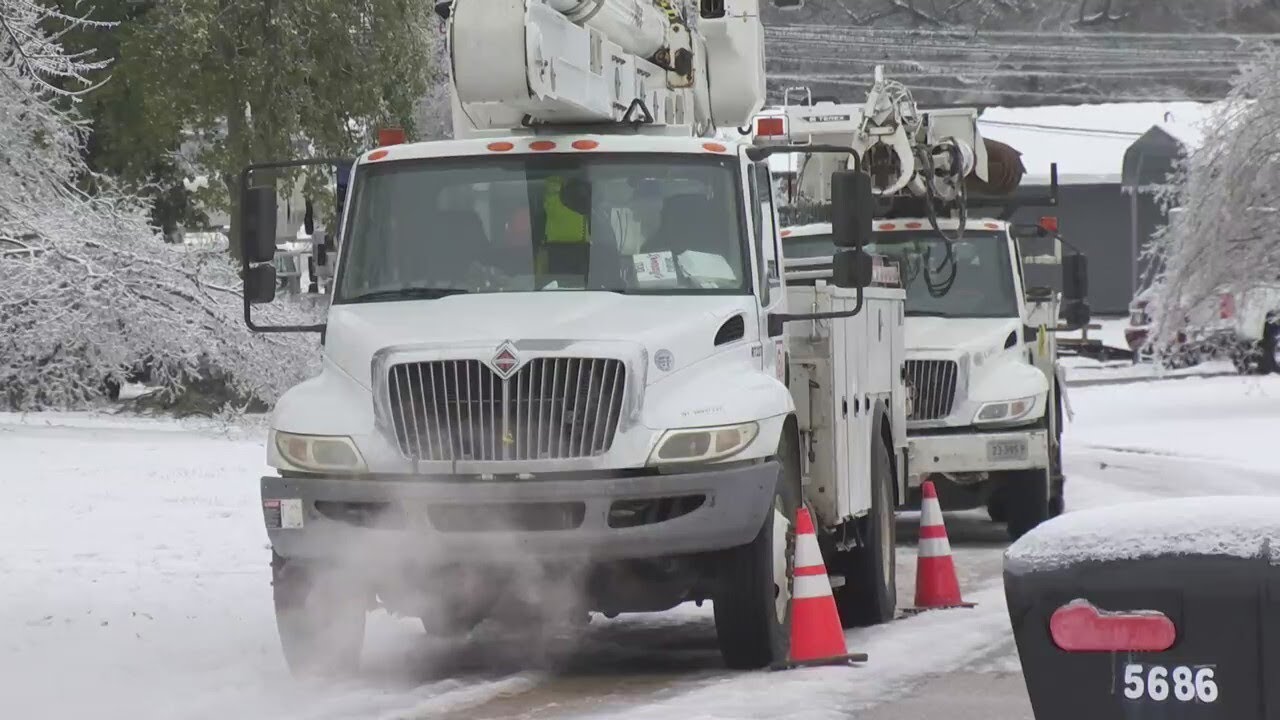 CenterPoint works to restore power after winter storm - YouTube