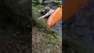 Парень перевернулся на байдарке смешное видео | guy rolled over on a kayak funny video fails 2022