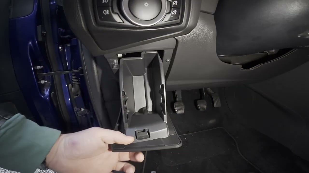 FORD Focus MK3 (2011-2018) — расположение порта OBD2