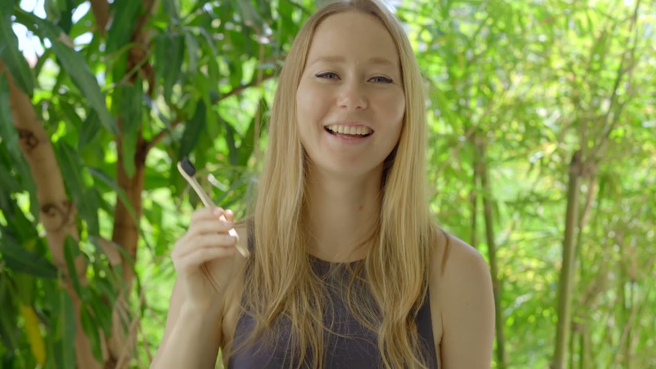 Huesos, cerdos y bacterias: El origen secreto de tu cepillo dental