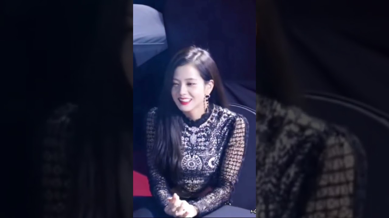 Hae in flirting with jisoo 😍😍 on an award show.