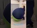 巨大風船割りにチャレンジ 服の中に巨大風船を入れて割ってみます。(2)