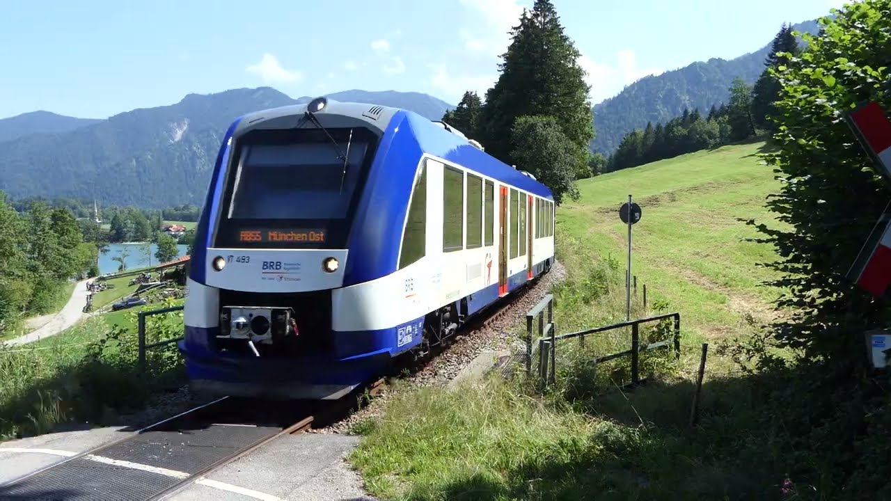 Coradia LINT 54 (Doppeltraktion) der BRB am Ufer des Schliersees, Richtung München