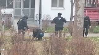Čovek se razneo bombom u bloku, policija vrši uviđaj