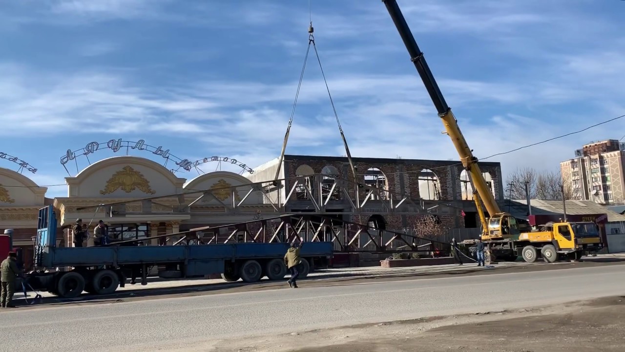 Монтаж ферм 22 метра , 17 метров от себя, автокраном XCMG 50 тонн - YouTube