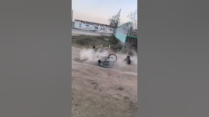 niño se cae en bici con musica de fondo xd