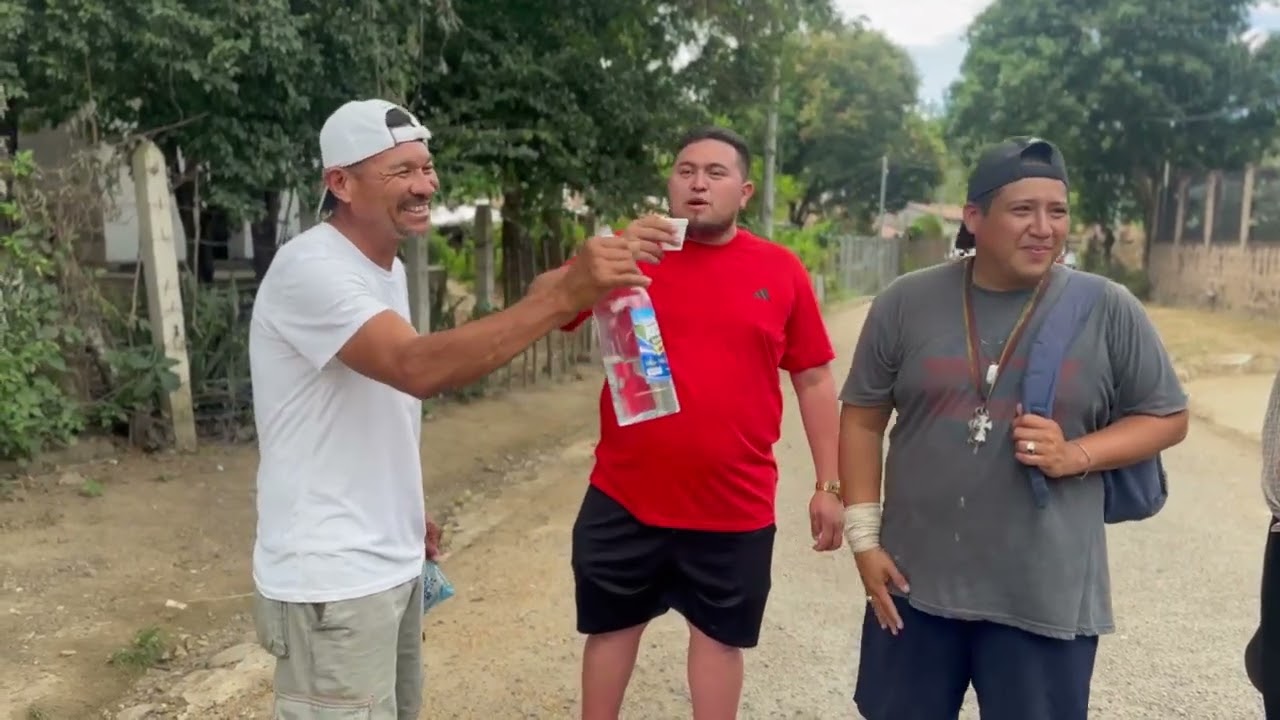Sampandonos los tragos con los aleros del pueblo el divisadero🇸🇻🙏 pura cañita rica.